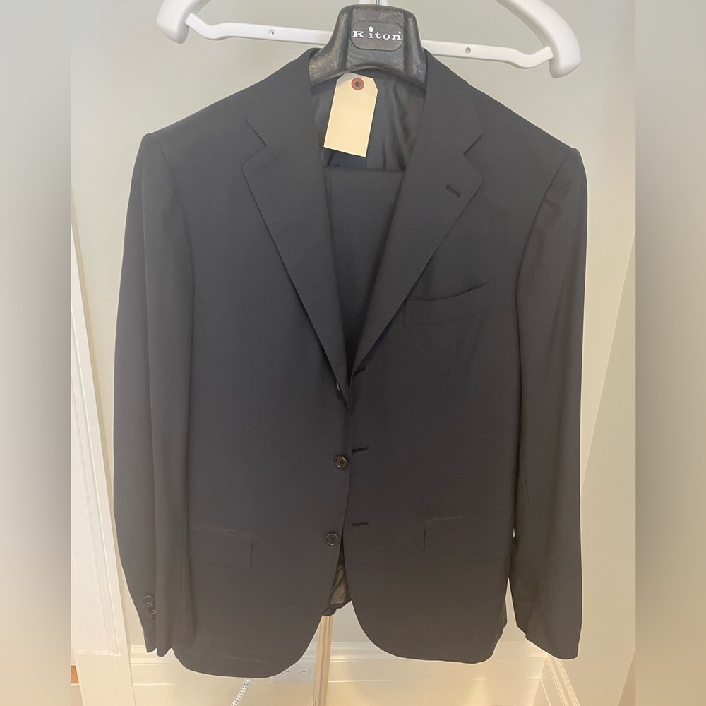Kiton Suit NWT 100% Wool in Navy/Blue